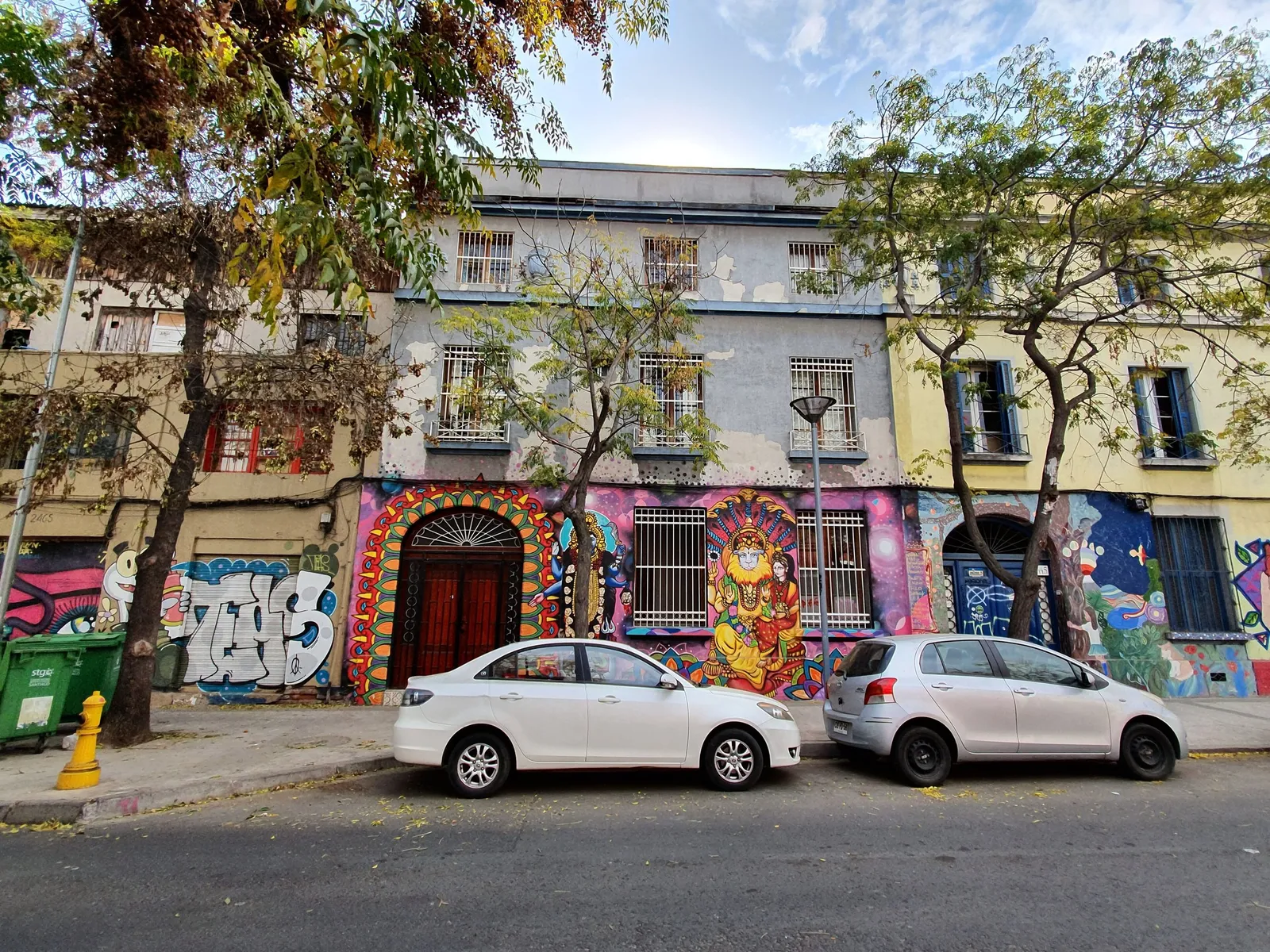 Hilera de casas continuas de fachada baja en la calle Santo Domingo, Barrio Yungay.