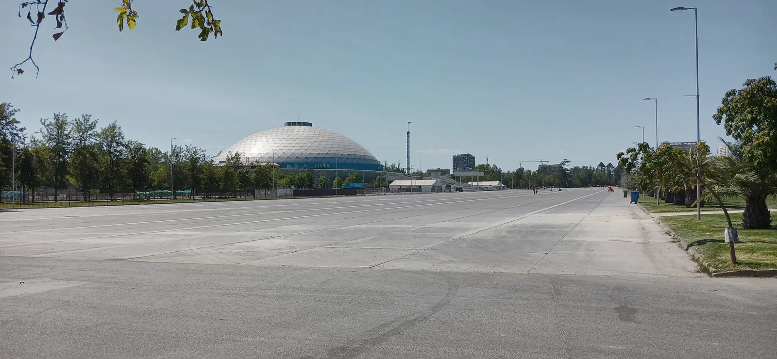 Explanada del Parque O'Higgins con la cúpula del Movistar Arena al fondo.